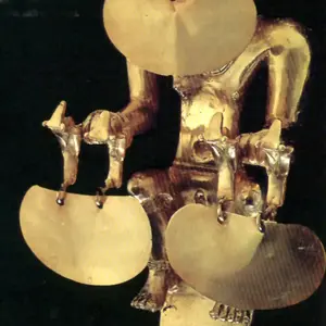 Poporo de mujer sentada con aves y placas colgantes