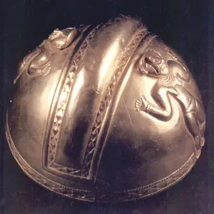 Casco ceremonial con dos figuras femeninas