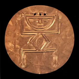 Pectoral circular con decoración en relieve Quimbaya